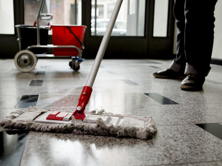 Reinigungskräfte müssen ab sofort mindestens 10,30 Euro pro Stunde verdienen – ein Plus von drei Prozent, so die IG BAU. Die Gewerkschaft rät zum Lohn-Check. Foto: IG BAU