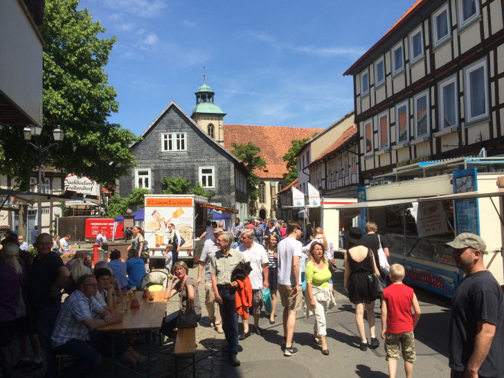 Die Automeile mit Flohmarkt lockte wieder unzählige Besucher in die Hornburger Altstadt. Bei bestem Wetter stöberten die Menschen durch die Straßen. Fotos: Anke Donner 