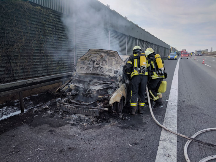 Auf der A2 fing ein Auto Flammen und brannte vollständig aus. Fotos: Alexander Weis/ Feuerwehr Helmstedt