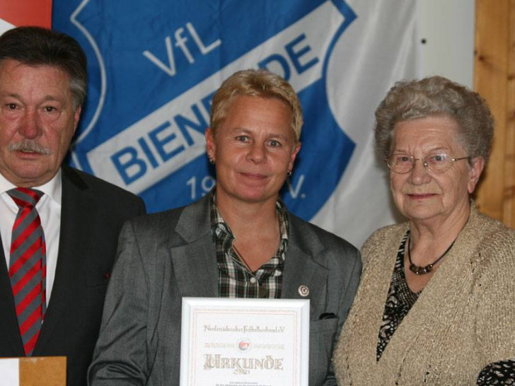 Claudia Verlohren (in der Mitte) erhielt 2014 die silberne Ehrennadel für ihre langjährigen Verdienste. Foto: privat