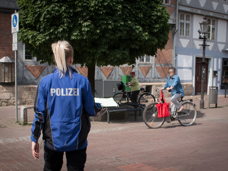 Die Polizei kontrollierte Radfahrer in der Wolfenbütteler Fußgängerzone. Foto: Werner Heise