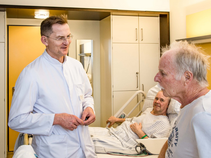 Dr. Gaertner im Patientengespräch. Foto: Helios Klinikum Salzgitter GmbH