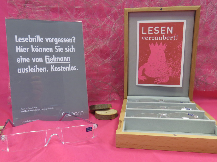 In der Stadtbücherei können ab sofort Lesebrillen ausgeliehen werden. Foto: Foto D. Bergmann-Baczynski