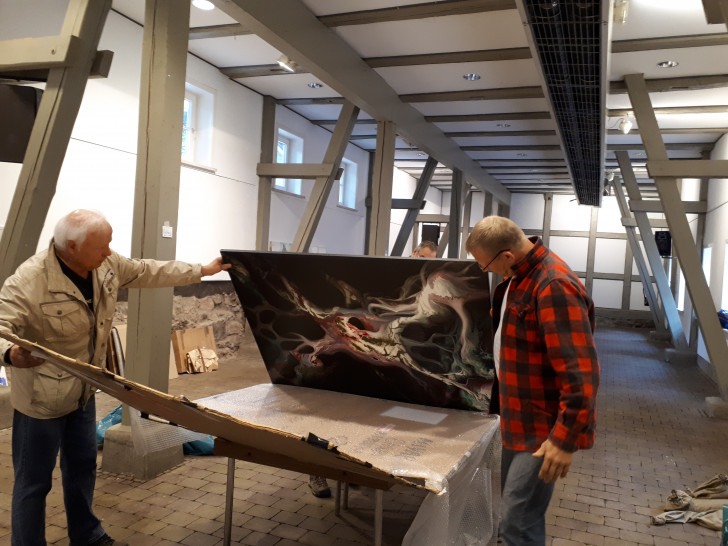 Zahlreiche Helfer von Bergstadtverein Sankt Andreasberg und Nationalpark Harz packen mit an, um auch die diesjährige Kunstausstellung NATUR – MENSCH 2018 wieder zu einem eindrucksvollen Kunsterlebnis werden zu lassen. Foto: Cordula Dähne-Torkler