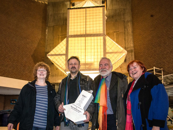 Martina Baumstark, Rolf Warnecke, Helmut Strauch, Wilma Klein vor der großen Wandleuchte. Foto: Rudolf Karliczek