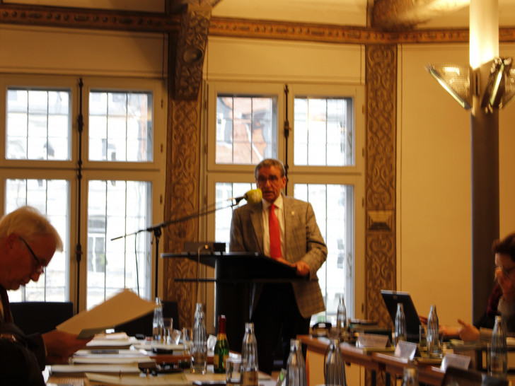 Bürgermeister Thomas Pink sprach klare Worte in Richtung AfD-Ratsmitglied Horst Meyer. Foto: Nino Milizia