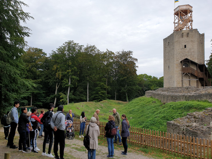 Die Exkursions-Teilnehmer der Sprachschule Baddeckenstedt bei ihrem Ausflug zur Burg Lichtenberg. Foto: DRK 
