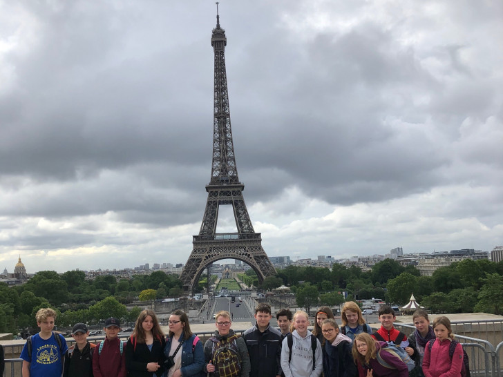 Schülerinnen und Schüler der OBS Sickte vor dem Eifelturm in Paris. Foto: Imogen Ernst, OBS Sickte