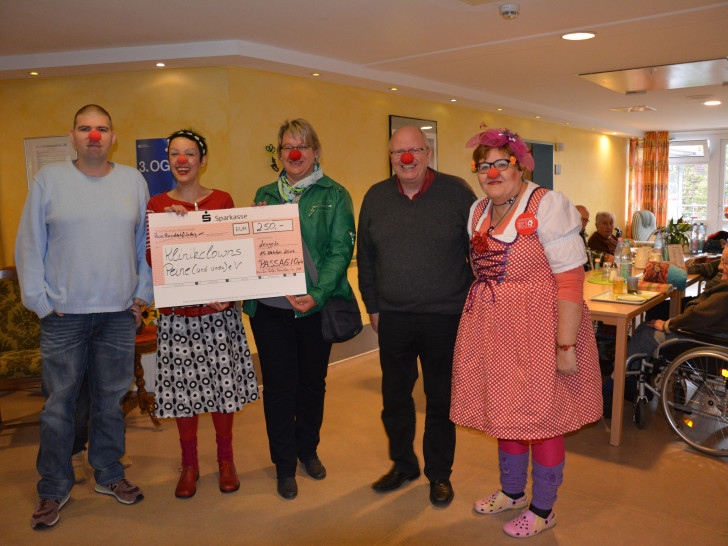 Zur Spendenübergabe im Spittaheim setzten sich alle Beteiligten rote Clownsnasen auf: Michel Blümel vom Spittaheim, Frouwa Kebschull, Kerstin Cleve, Markus Lenz und Silke Reuß (von links). Foto: Evangelisch-lutherischer Kirchenkreis Peine