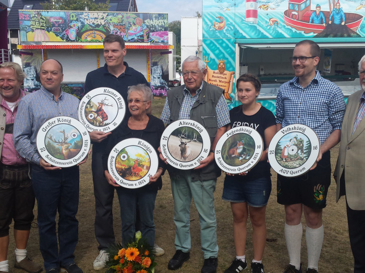 Von links nach rechts: Thorsten Wendt (Geschäftsführer/Heimatpfleger Querum), Andreas Schmidt (Großer König), Michael Märtens (Kleiner König), Monika Wendt (Königin), Dr. Dieter Rusche (Alterkönig), Henrike Heinzel (Jugendkönigin), Dennis Kelpen (Volkskönig), Jürgen Wendt (Präsident) Foto: Kathrin Wendt, Schützenverein Querum von 1874 e. V.
