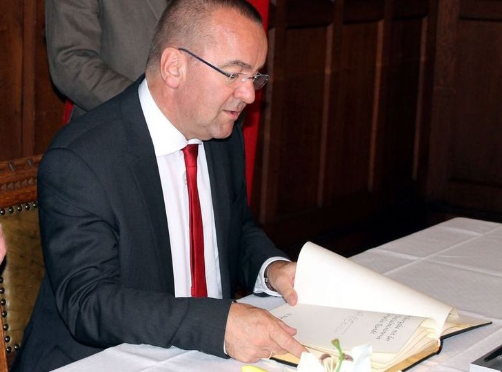 Der Innenminister trägt sich in das Goldene Buch der Stadt Helmstedt ein. Foto: Stadt Helmstedt
