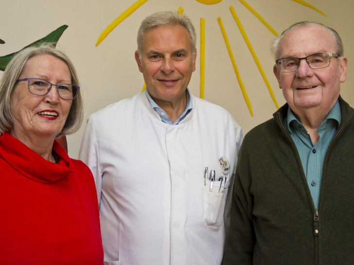 Brigitta und Wolfgang Hoppe überreichten Chefarzt Prof. Dr. Hans Georg Koch (Mitte) zum vierten Mal eine Spende. Foto: Klinik Braunschweig/Jörg Scheibe