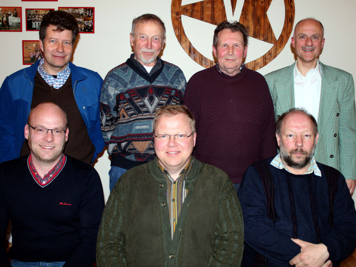 Dem Vorstand (vordere Reihe von links) gehören Eike Herweg als Vorsitzender, Heinz Mühlenkamp jun. (stellvertretender Vorsitzender) und Andreas Lüttge an. Dieses Gremium und Personen, die Vertreterfunktionen haben, wünschen sich eine erfreulichen Zulauf zur Versammlung. Foto: Bernd-Uwe Meyer
