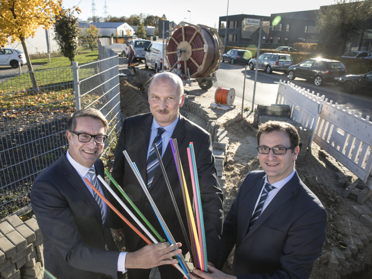 Der Glasfaserausbau in Braunschweig geht in die zweite Runde. Mit dabei (v.li.): Gerold Leppa (Geschäftsführer Braunschweiger Zukunfts GmbH), Kai-Uwe Rothe (Geschäftsführer BS Netz) und Julien Mounier (Vorstandsvorsitzender BS Energy). Foto: BS Energy/Peter Sierigk