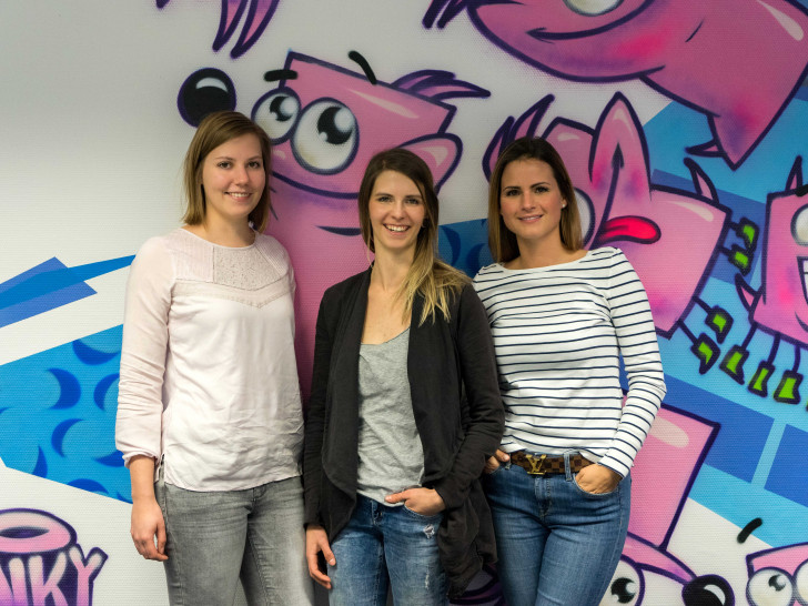 Das BLUEworking-Team vor Ort: Kristin Geffers, Corinna Jüptner und Office Managerin Ann-Kathrin Sarah Laabs (v. li.). Fotos: Lucas Bubenitschek / Öffentliche Versicherung Braunschweig