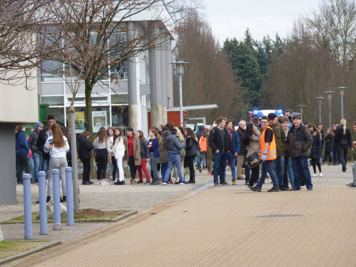 Die Schule musste wegen Gasentwicklung geräumt werden. Fotos: Feuerwehr