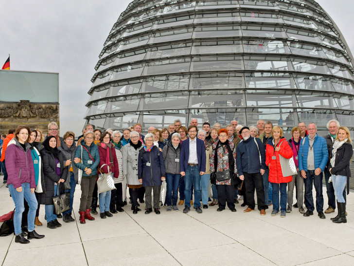 Gruppenfoto mit Victor Perli (MdB) vor der Reichstagskuppel. Foto: Bundesregierung, Volker Schneider