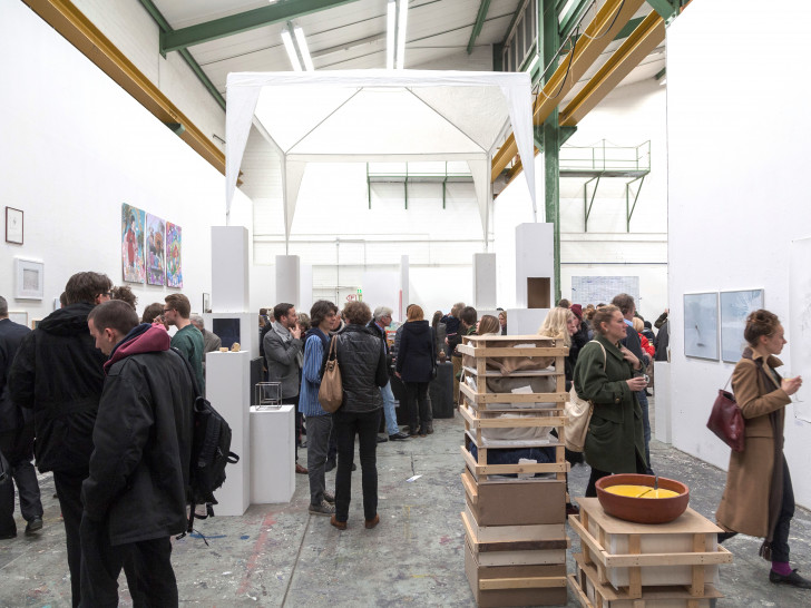 Besucher während der Eröffnung des Kunstmarktes, Foto: HBK Bildredaktion, Hauke Burghart