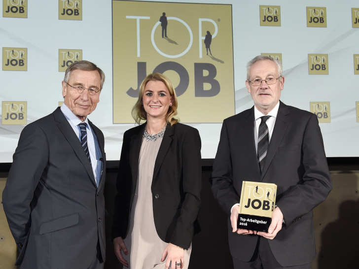 Wolfgang Clement (l.) überreichte die Auszeichnung an Maren Maibom und Martin Satzky von der Volksbank BraWo. Foto: Top Job