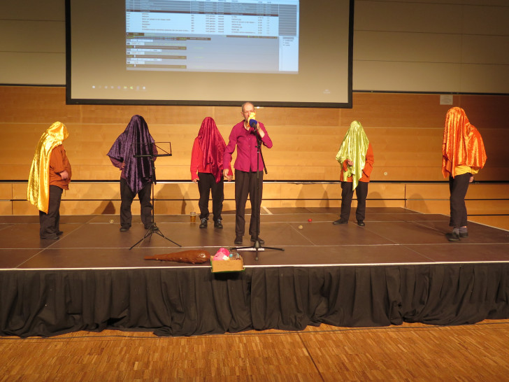 Theater Endlich: Neben einem Konzert der inklusiven Band „The Mix“ und dem Chor der Peter-Räuber-Schule zeigte das Theater Endlich das Stück „Darf man lachen?“ Das Ensemble lud die Zuschauenden ein, Perspektiven zu wechseln, und gemeinsam zu lachen. Foto: Landkreis Wolfenbüttel