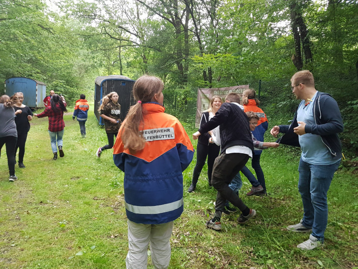 Die Jugendfeuerwehr Adersheim bei dem „Wäscheklammer-Spiel“ im Oderwald. Foto: Privat