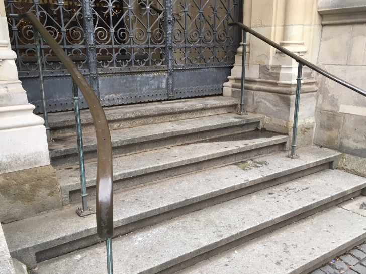 Die drei Zugänge des Haupteingangs des Rathauses sind nicht geeignet für einen barrierefreien Umbau. Fotos: Alexander Dontscheff