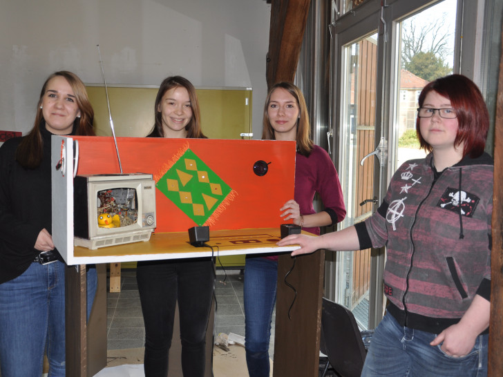 Vanessa, Celine, Carina und Jaqueline arbeiten an einer interaktiven Wohnstube. Fotos: Stadt Wolfsburg