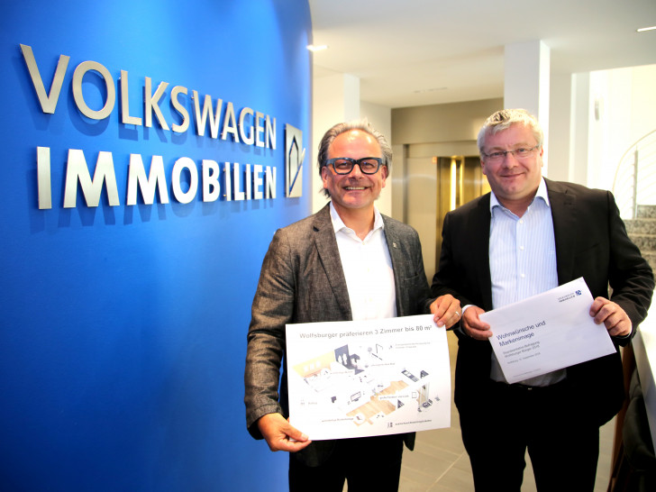 VWI-Geschäftsführer Meno Requardt (rechts) und Ulrich Sörgel stellten die Ergebnisse der Befragung vor. Foto: Presse- & Öffentlichkeitsarbeit Volkswagen Immobilien GmbH