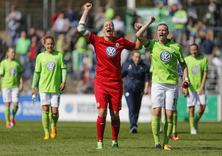 Die VfL Frauen feiern ihren wichtigen Sieg. Foto: imago / foto2press