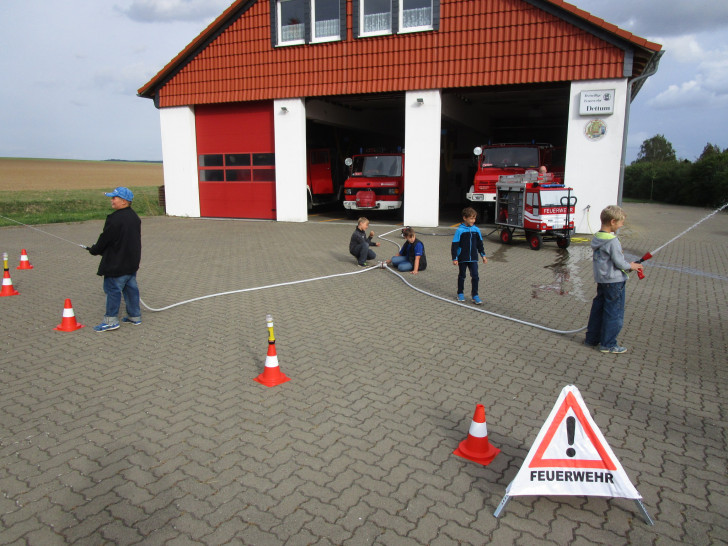 Die Kinderfeuerwehr Dettum üben den Löschangriff. Foto: Privat