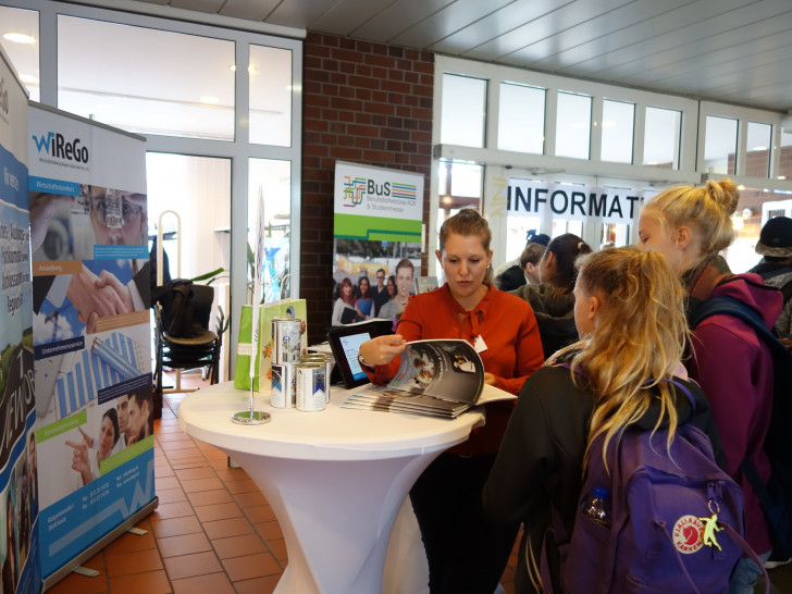 Vanessa Grond im Gespräch mit interessierten Schülerinnen auf der „Berufsstarterbörse AOK & Studienmesse“ im Landkreis Goslar. Foto: WiReGo
