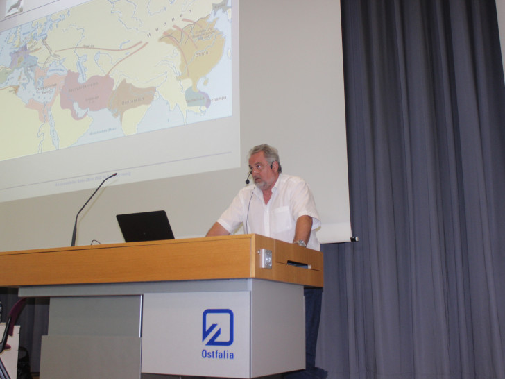 Ulf Küch, Autor des Buches „SokoAsyl“ hielt am Dienstagabend in der Ostfalia Hochschule einen Vortrag. Foto: Anke Donner 