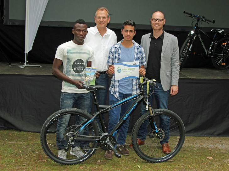 Schüler der SPRINT-Klassen mit ihrem Preis. Foto: Harrdy Otte.