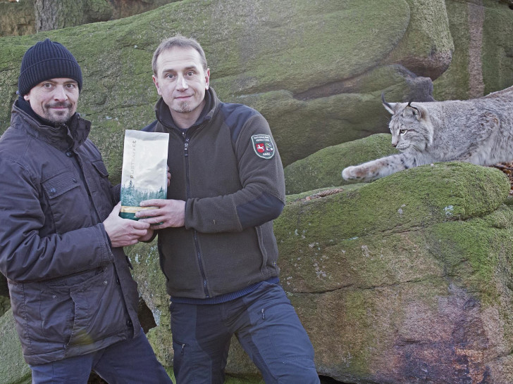 Ole Anders (rechts) übernimmt das erste offizielle "Luchs-Kaffeepaket" von Mark Schnibbe. Foto: Nationalpark Harz.