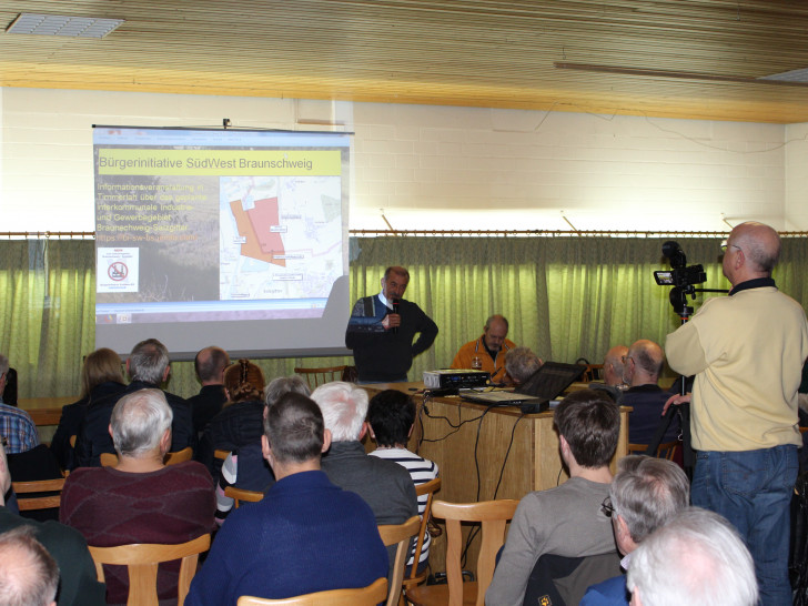 Edgar Vögel, Sprecher der Bürgerinitiative, präsentierte schockierende Zahlen. Foto: Nino Milizia