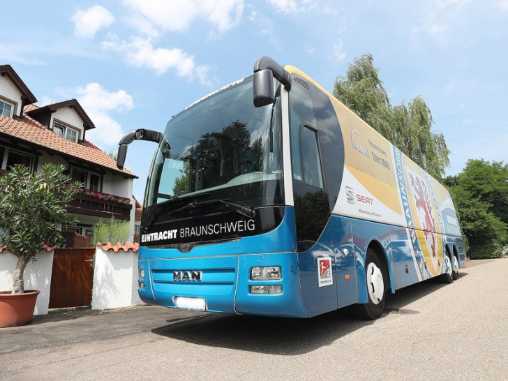 Der Mannschaftsbus von Eintracht Braunschweig bekommt ein neues Kennzeichen. Foto: Agentur Hübner
