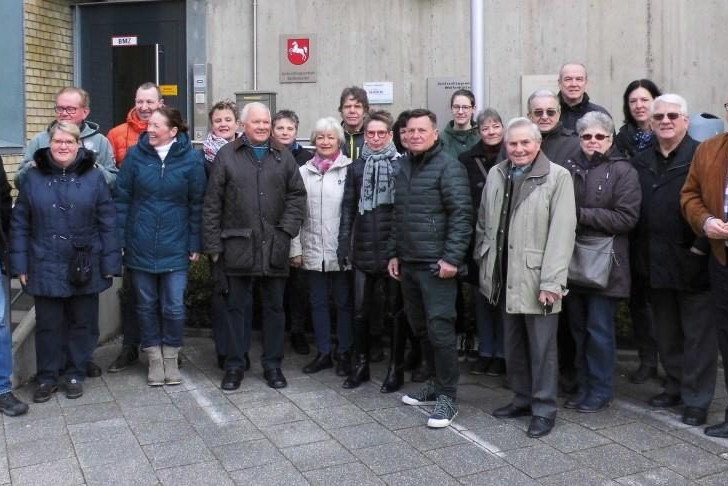 Die Besuchergruppe des CDU-Stadtverbandes zum Auftakt der Besichtigung vor der Justizvollzugsanstalt. Vorsitzender Andreas Meißler (r.) begrüßte die Teilnehmer.