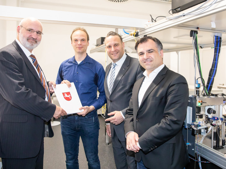 Am Donnerstag wurde der Zuwendungsbescheid im Rollei Zentrum für Existenzgründung überreicht: Eberhard Franz, Niedersächsisches Ministerium für Wirtschaft, Arbeit, Verkehr und Digitalisierung, Dr. Christian Waltermann, FiSens GmbH, Oliver Schatta, Landtagsabgeordneter CDU, Dr. Christos Pantazis, Landtagsabgeordneter SPD (v. li.). Foto: Braunschweig Zukunft GmbH/Philipp Ziebart