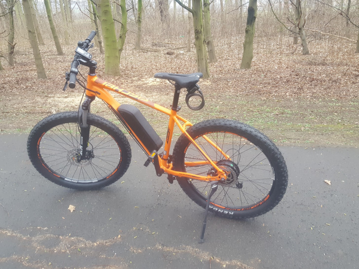 Das E-Bike der Marke Fischer ist aufgrund seines orangefarbenen Rahmen auffällig. Foto: privat