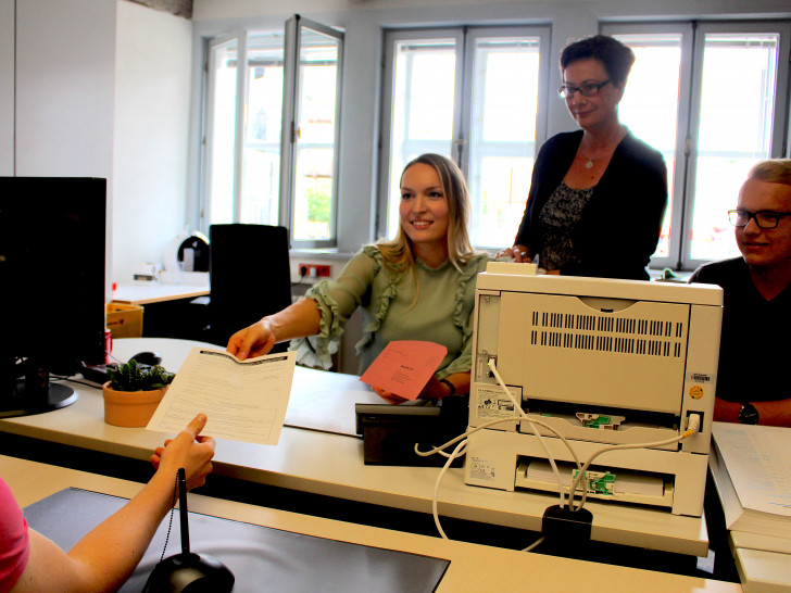 Die Mitarbeiter an der Wahldienststelle nehmen die Briefe entgegen. Fotos: Nick Wenkel