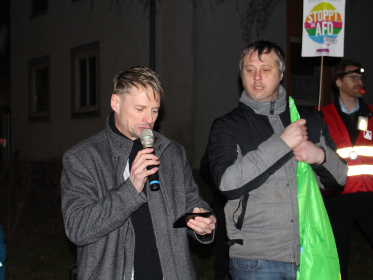 Die stellvertretenden Bürgermeister Stefan Klein und Marcel Bürger bei der Mahnwache Anfang Januar.