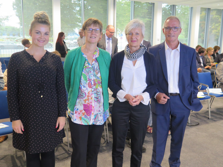 Vortragsthema auf dem Unternehmensabend des Landkreises war die Generation Z. (v.l.) Wirtschaftsförderin des Landkreises Wolfenbüttel Ina Hallmann, Referentin Professorin Dr. Antje-Britta Mörstedt, Landrätin Christiana Steinbrügge, Volksbank-Vorstand Ernst Gruber. Foto: Landkreis Wolfenbüttel