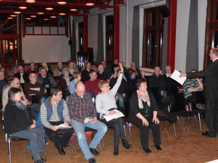Bürger-Versammlung im Schladener-Dorfgemeinschaftshaus zum Thema der Straßenumbenennung. Foto: Anke Donner