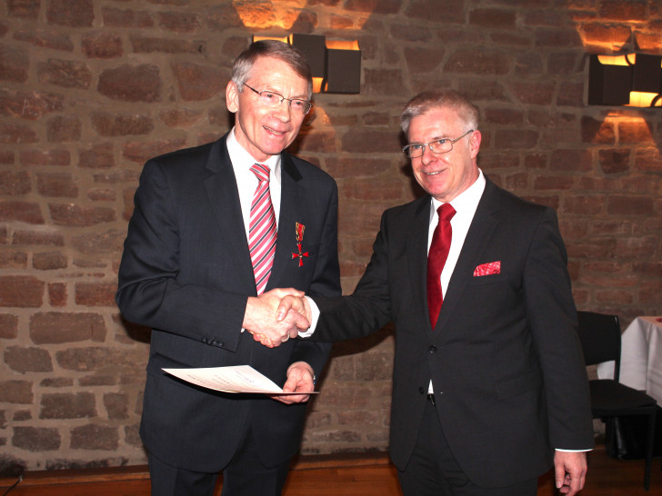 Ordnungsdezernet Claus Ruppert (re.) überreichte Walter-Johannes Herrmann das Verdienstkreuz. Fotos: Alexander Dontscheff