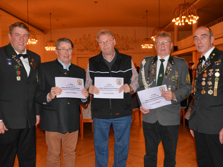 Die Gewinner Arnd Laskowski, Hans-Georg Betz, Hans-Jürgen Dröse, Klaus Napierski und Werner Mix. Foto: Schützengilde Horst Bockemüller