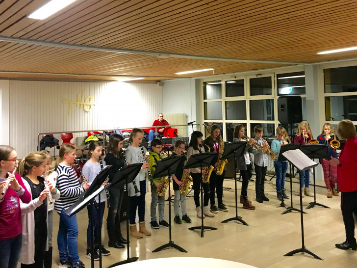 Musiklehrerin Renate van de Voort und die Schüler des fünften Jahrgangs demonstrierten ihr Können. Foto: THG Wolfenbüttel