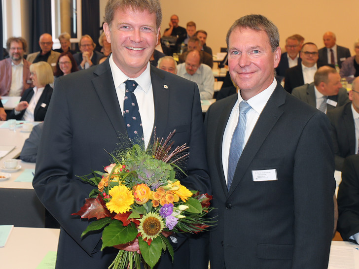 Von links: Dr. Jan Lemke erhält die Glückwünsche von Synodenpräsident Dr. Peter Abramowski zur erfolgreichen Wahl. Foto: Agentur Hübner