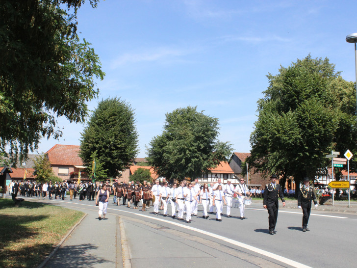 Mit einem Festumzug endete am Sonntag das dreitägige Schützenfest in Wiedelah. Fotos: Anke Donner