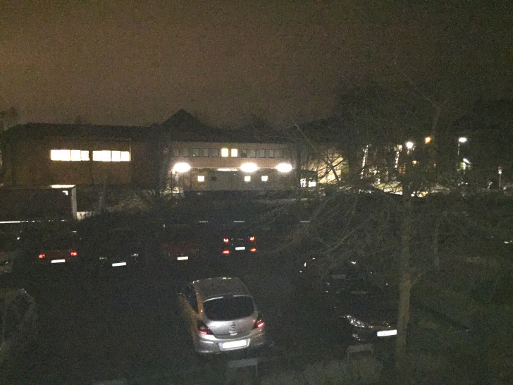 Aus einer gegenüberliegenden Wohnung sind die Lichkegel bei Nacht deutlich zu erkennen. Foto: privat