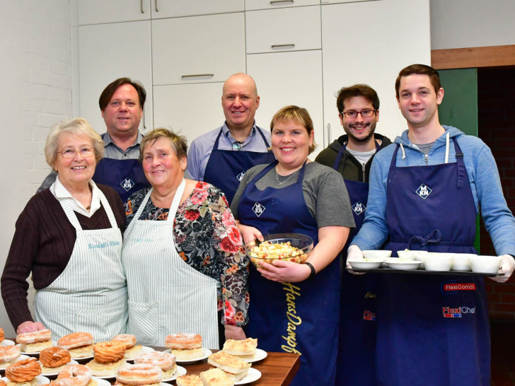 Die kleine bühne zu Besuch in der Suppenküche. Hinten (v. li.): Karsten Brunke, Helmut Röckl, Sascha Kropf.
Vorn (v. li.): Brunhilde Melnicky, Sigrid Berkau, Nicole Berkau, Dennis Weihe. Foto: privat